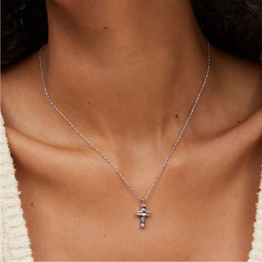 Kendra Scott silver cross pendant necklace NWOT I have never worn it was gifted